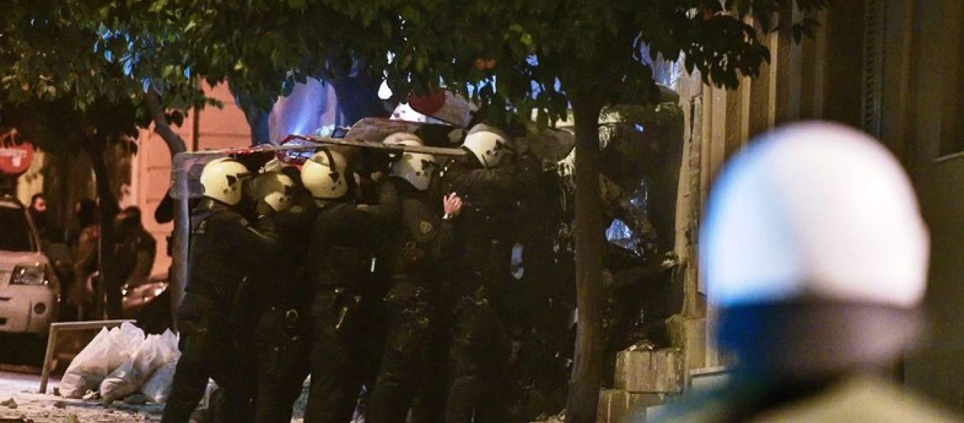 Πεδίο μάχης το Κουκάκι: Επιχείρηση της ΕΛΑΣ για την ανακατάληψη των κτιρίων που κατέλαβαν οι αναρχικοί (φώτο-βίντεο)